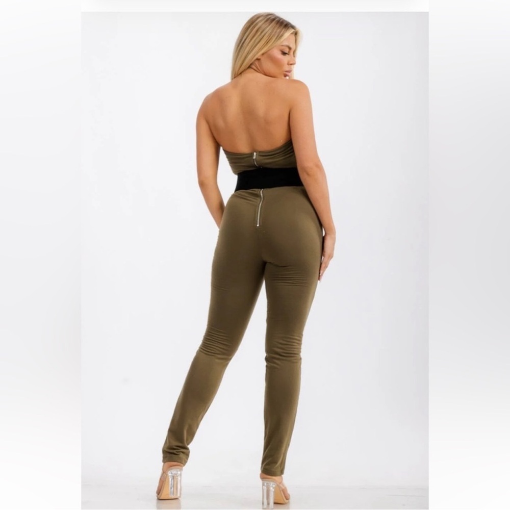 WOMEN'S SLEEVELESS BELTED SOLID SKINNY LEG JUMPSUIT - Picture 4 of 4